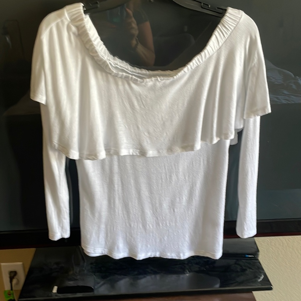 WHITE OFF THE SHOULDER RELAXED RUFFLE